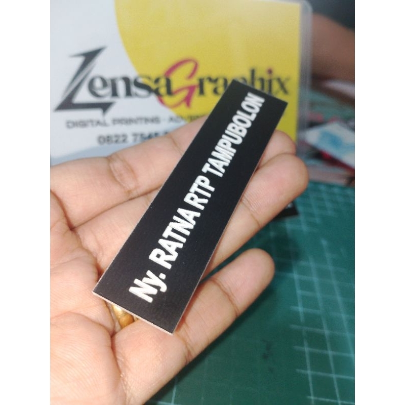 

NAME TAG GRAFIR MAGNET PENITI AKRILIK