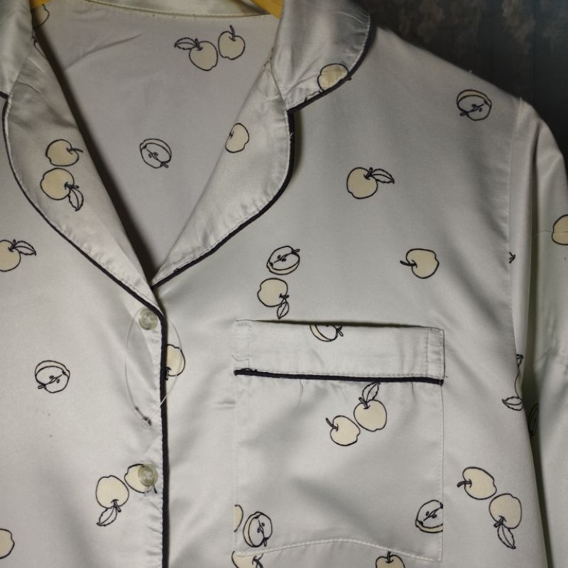 ATASAN PIYAMA SATIN GU APPLE