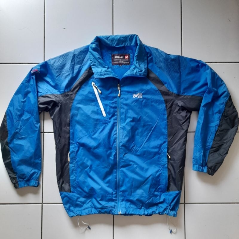 Jaket Outdoor Gunung MILLET Pria Preloved. Brand MILLET. Bahan Parasut. Warna Biru Kombinasi Hitam.