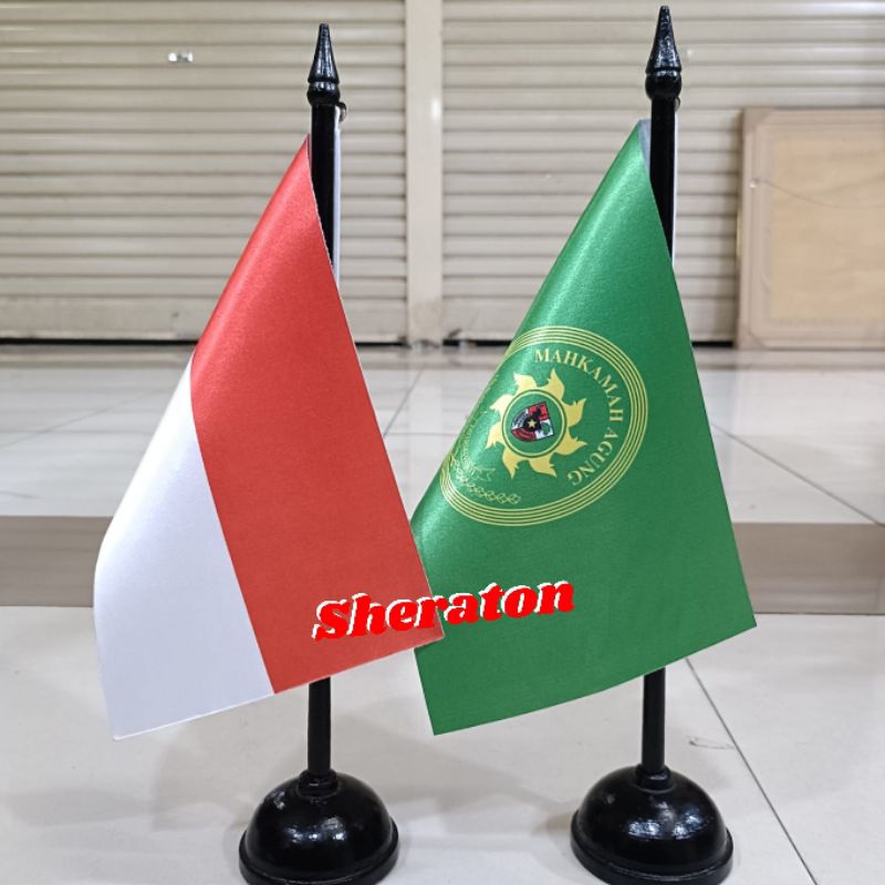

bendera merah putih+bendera logo Mahkamah Agung+tiang kayu meja