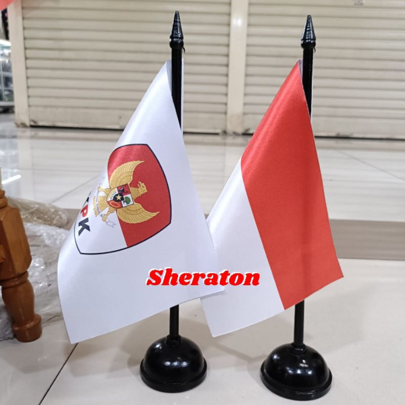

bendera merah putih+bendera logo KPK+tiang kayu meja