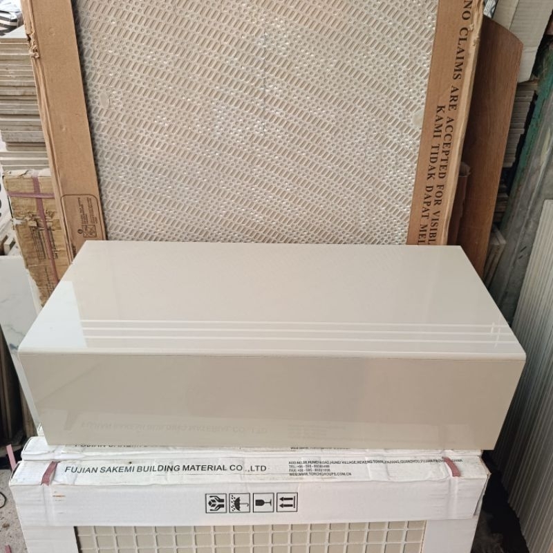 Granit Tangga (CREAM POLOS) Uk 30×60/20×60