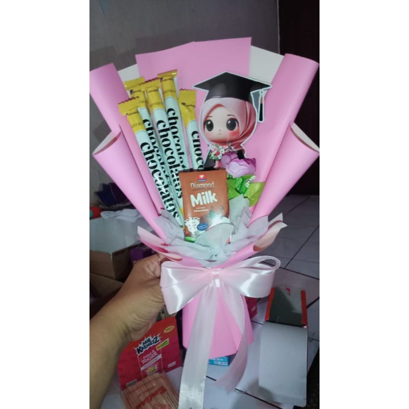 

Buket Snack Topper Wisuda Cantik bunga artificial