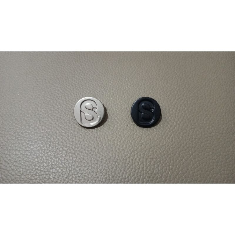 as is buttonscarves brooch hitam dan silver