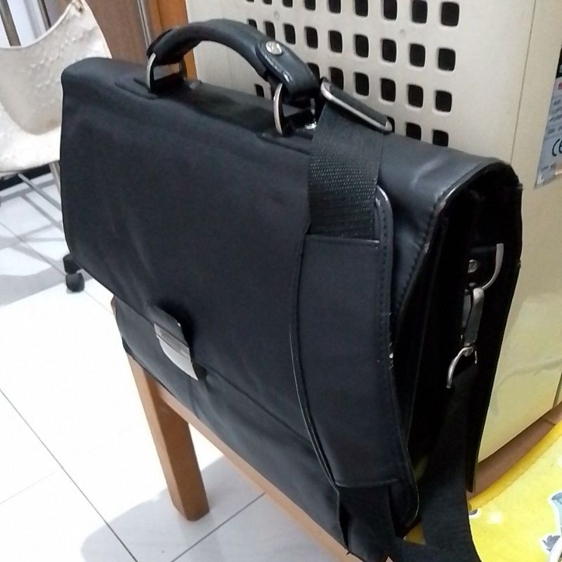 Tas Kerja Laptop Kulit KENNETH COLE REACTION...