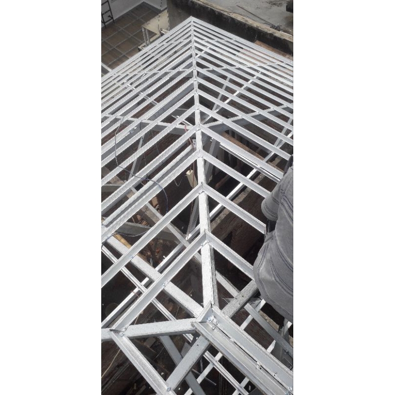 pemasangan rangka atap rumah bajaringan