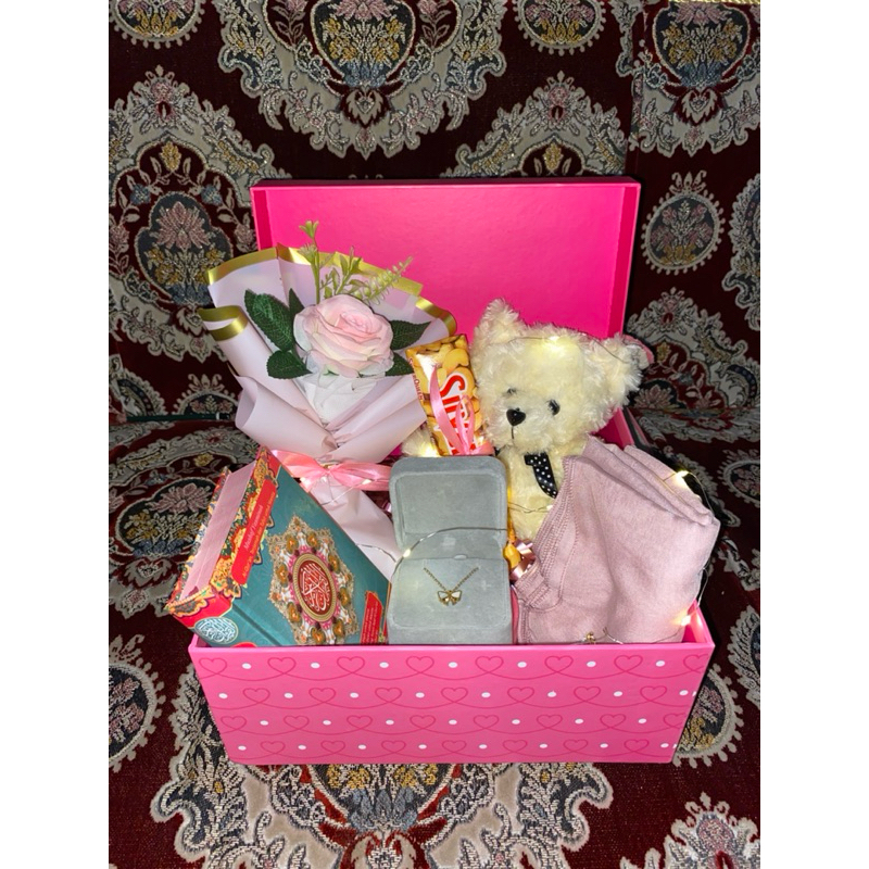 

Hampers Cewe Premium (Free request Kartu Ucapan)