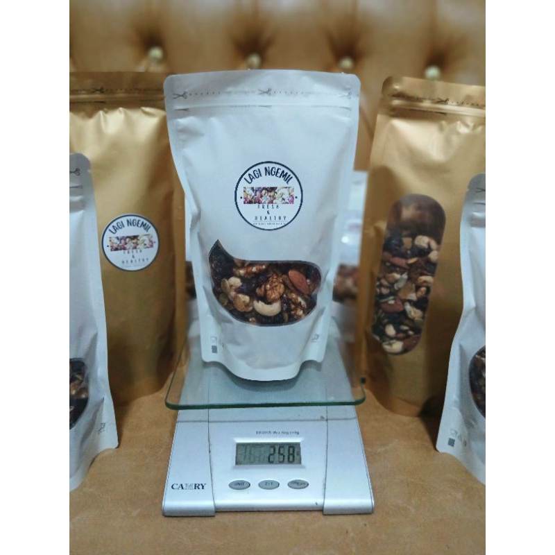 

CEMILAN SEHAT TRAIL MIX 500gr / biji bijian Kacang Kacangan