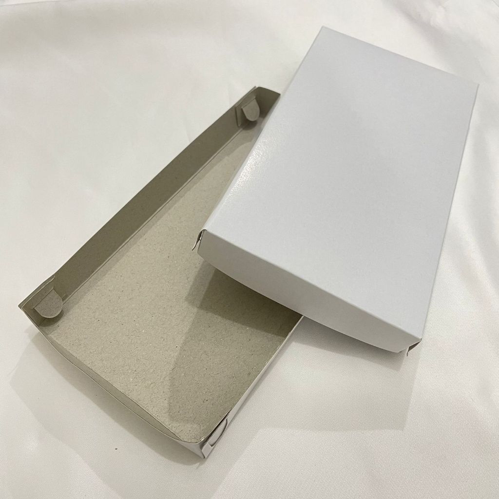 

Kotak Packaging Putih Karton Tebal 18 x 10 x 2 cm