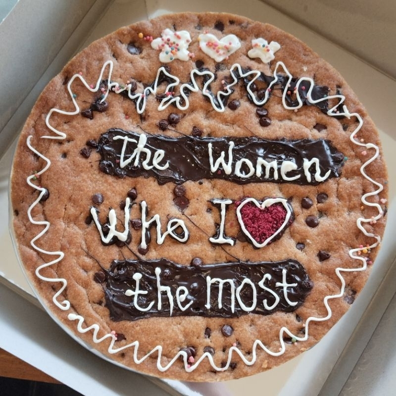 

GIANT COOKIE CAKE
