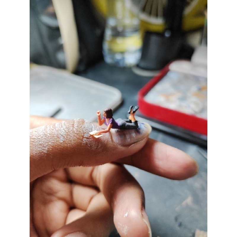 figure woman reading a book skala 1/64 | figure woman reading a book | figure skala 1/64