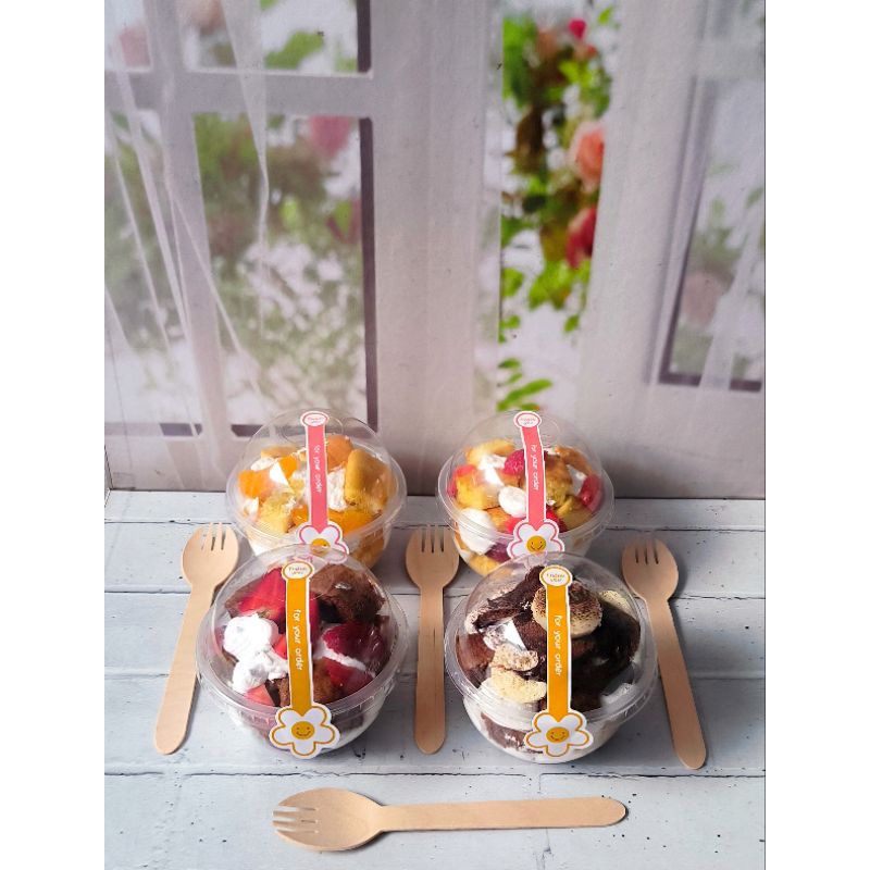 

CAKE IN A CUP WITH FRUITS