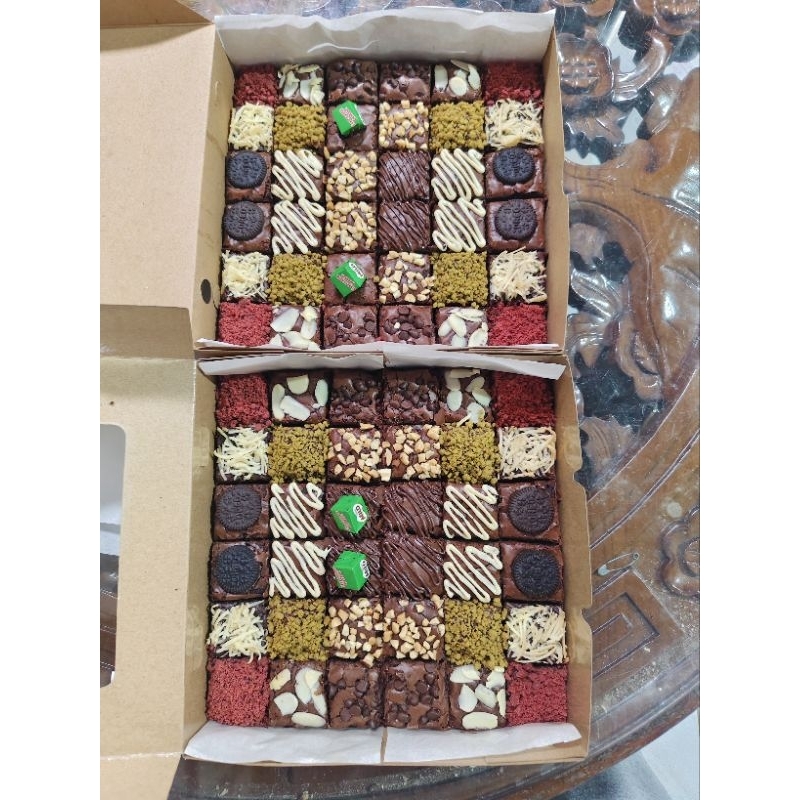 

Brownies sekat fudgy 20x20 tanpa tulisan(pengiriman instan)