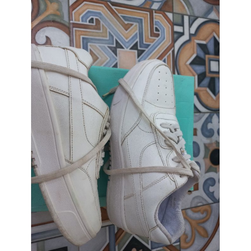 PRELOVED SEPATU SNEAKERS KRONIKEL size 37