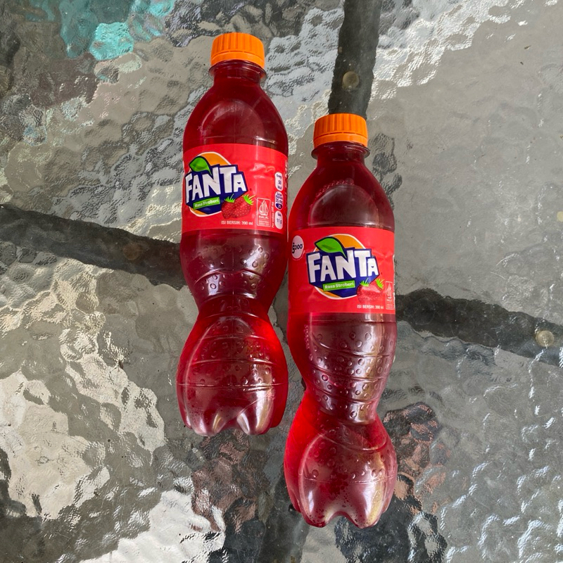 

minuman Fanta rasa stroberi kemasan 390ml