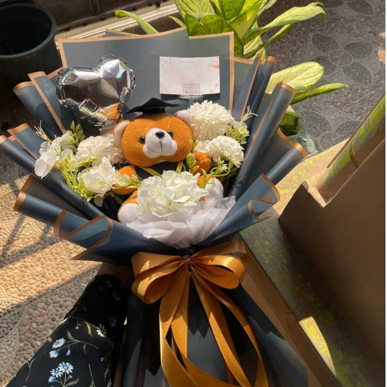 BUKET BONEKA WISUDA / BUCKET BONEKA / BUKET BUNGA DAN BONEKA / BUKET WISUDA / BUKET BUNGA / HADIAH W