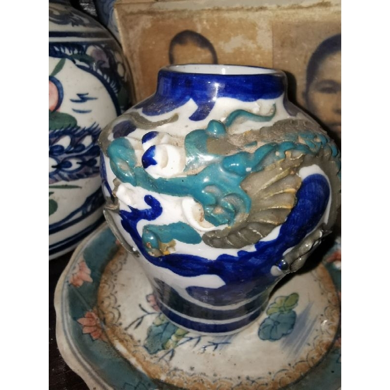 guci antik motif naga timbul