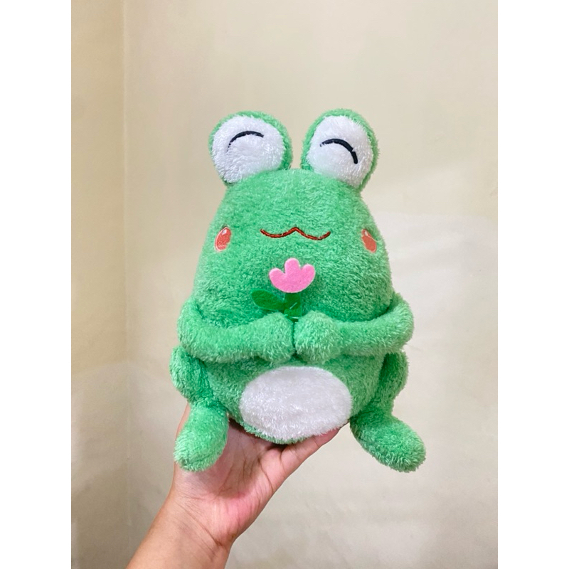 Boneka karakter Kodok pegang Bunga size 28cm / Boneka kodok Lucu / Boneka Kodok