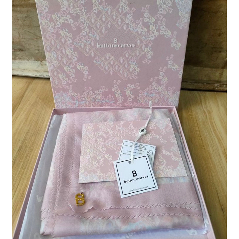 Button Scarves Granada series