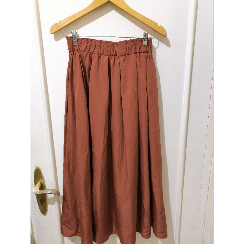 Preloved Rok Gather Volume Terracotta by GU Uniqlo