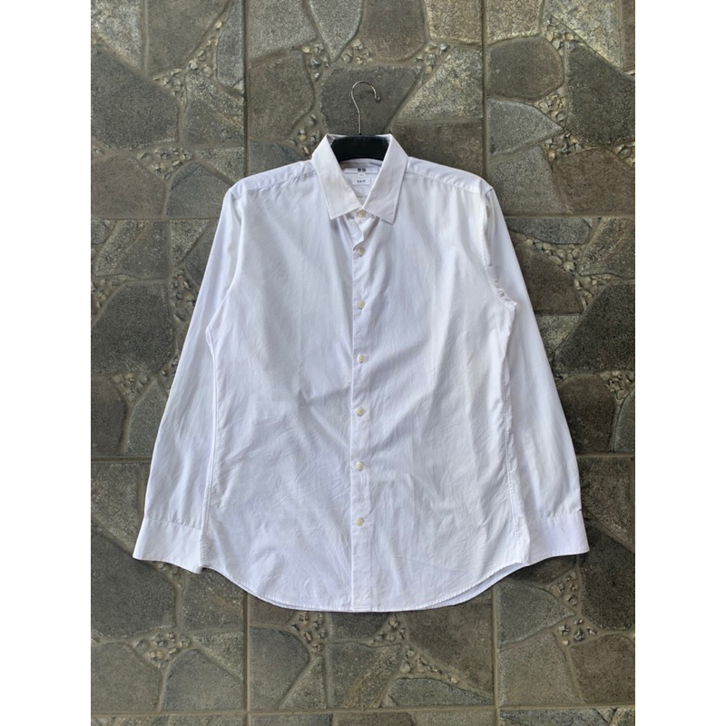 Kemeja Uniqlo Putih