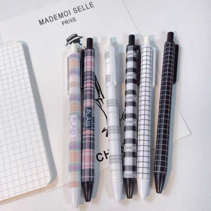 

Amiinah Store 1Pcs PENA RANDOM PLAID Pulpen mekanik 0.5mm Pen Gel Retractable Black Aesthetic