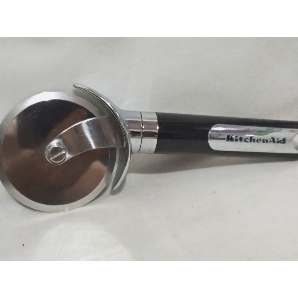 Premium Pizza Cutter merek KitchenAid. Stainless Steel Kokoh