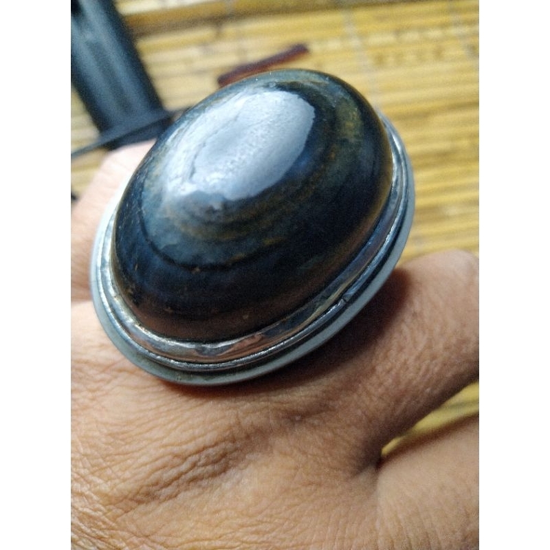 Batu Badar Besi hitam Puser Bumi ada mata kucingnya.Babon klasik.unik dan antik