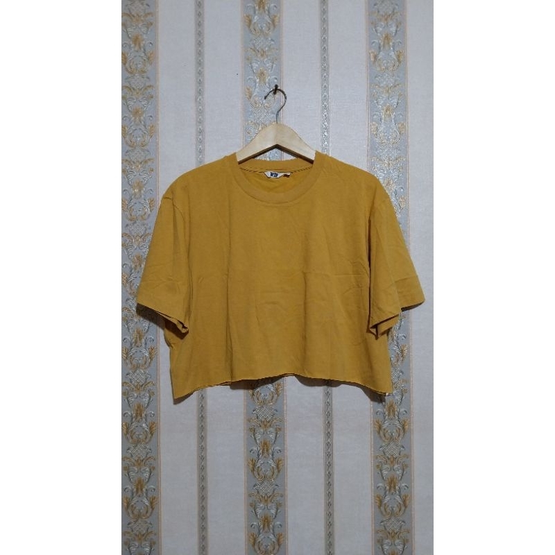 Uniqlo Kaos Oversized Crop Top