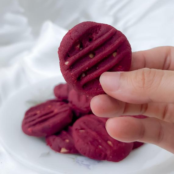 

RED VELVET COOKIES WITH CASHEWNUT 250 GRAM / KUE KERING RED VELVET DENGAN KACANG METE