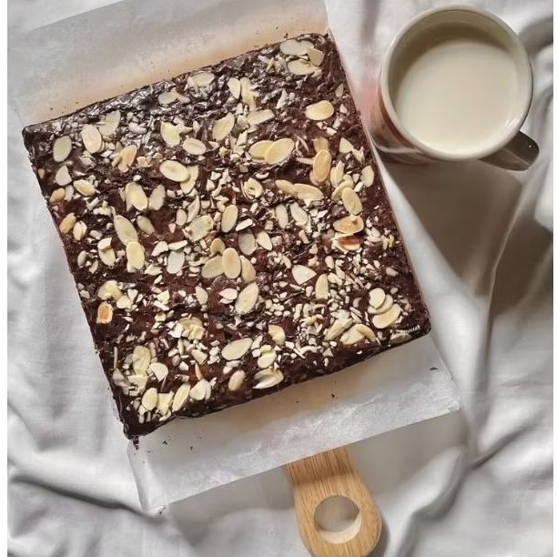 

BROWNIES ALMOND | FUDGY BROWNIES BY KAUTSAR | UKURAN 25 X 25 | FULL TOPPING ALMOND SLICE