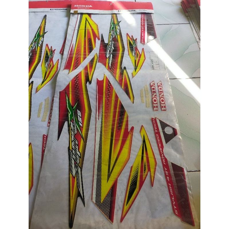striping sticker Honda Supra x 125 STRIPE 3 HITAM MERAH kode part 871X0 KTM 860ZC original