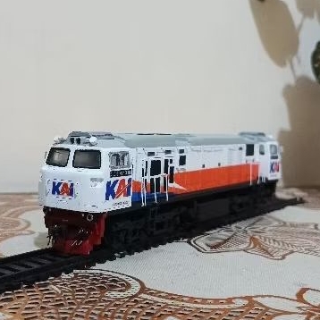 miniatur kereta api indonesia lokomotif CC206 skala 76