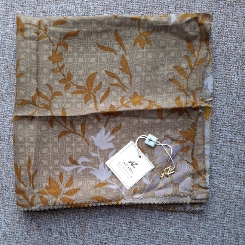 Hijab segi 4 azara motif