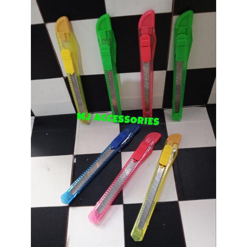 

(ISI 12PCS) CUTTER RENCENG MEDIUM WARNA BENING TRANSPARAN/PISAU CUTTER KEMASAN RENCENG MEDIUM WARNA BENING