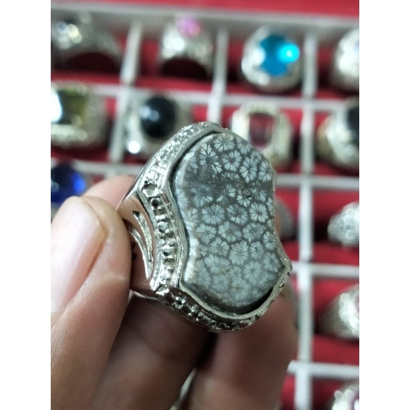 cincin batu permata fosilan teratai putih model terompah