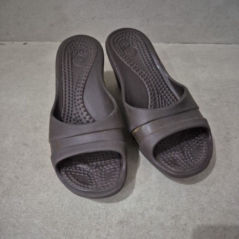 preloved Sandal Crocs wedges coklat size 7