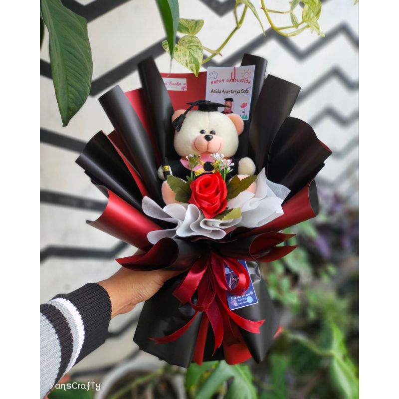 Buket Wisuda. Buket Boneka. Free kartu ucapan.