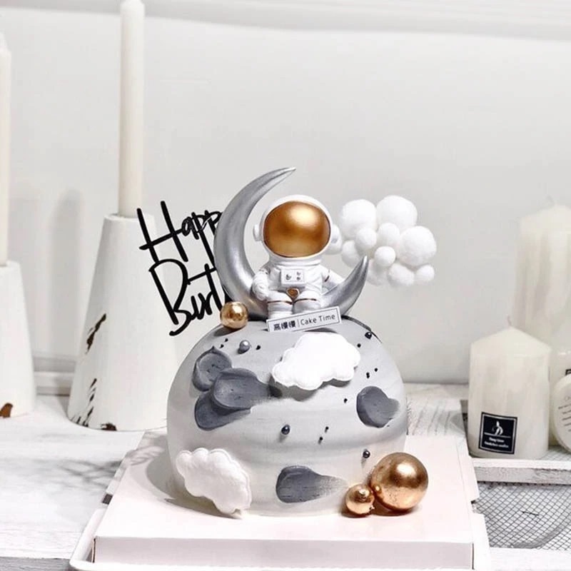 

< M.A > PAJANGAN KUE ULANG TAHUN ASTRONOT BULAN LUAR ANGKASA / HIASAN KUE MANUSIA ASTRONOT DUDUK DI BULAN MINIATUR KUE TART / DEKORASI KUE ULANG TAHUN ASTRONOT DUDUK DI BULAN LUAR ANGKASA