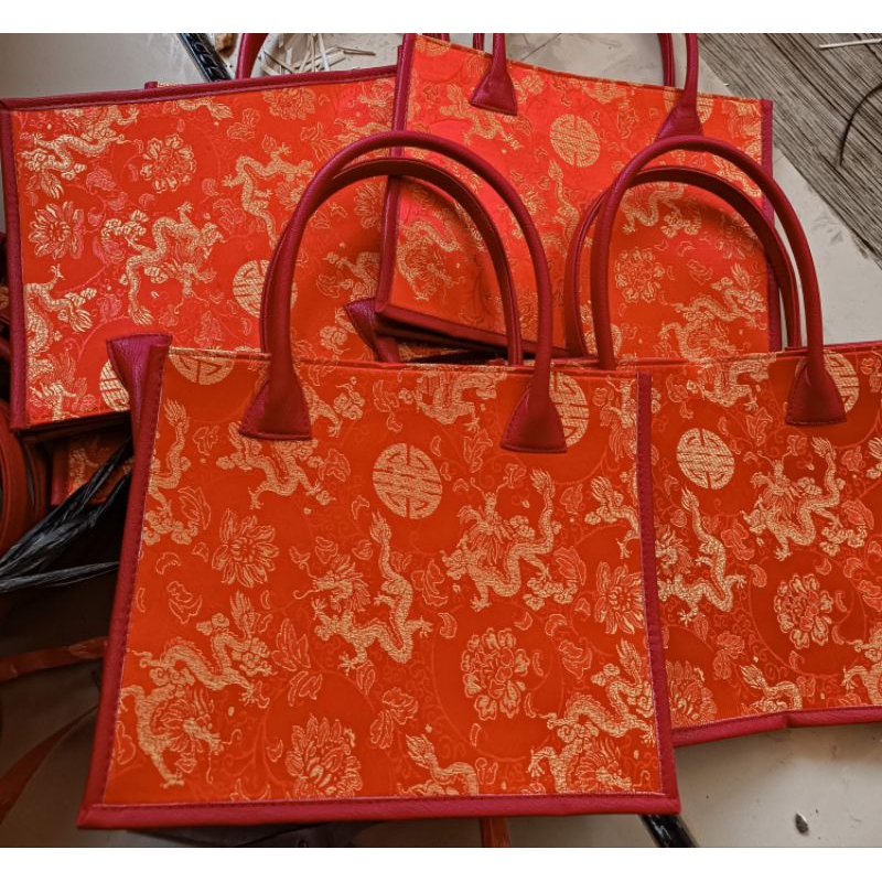 

Hampers Imlek FULL KAIN Cheongsam Jaguar Satin CNY / Parsel Chinese Congsam / Kantong Imlek best-seller