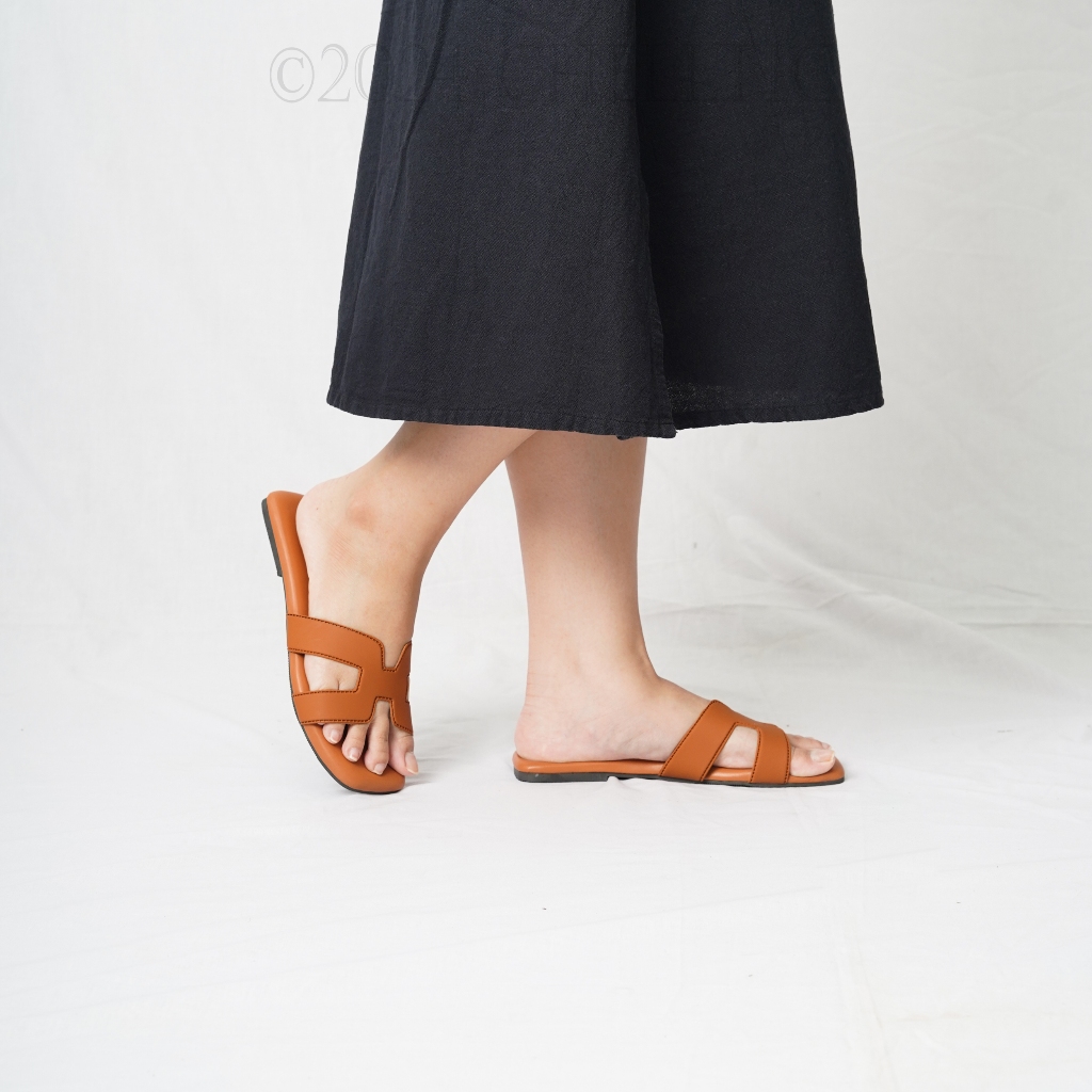 HOT DEALS CHELLTIC SENDAL SLOP TEPLEK WANITA KEKINIAN TERBARU SANDAL CEWEK KOREA SNDAL FLAT HAK