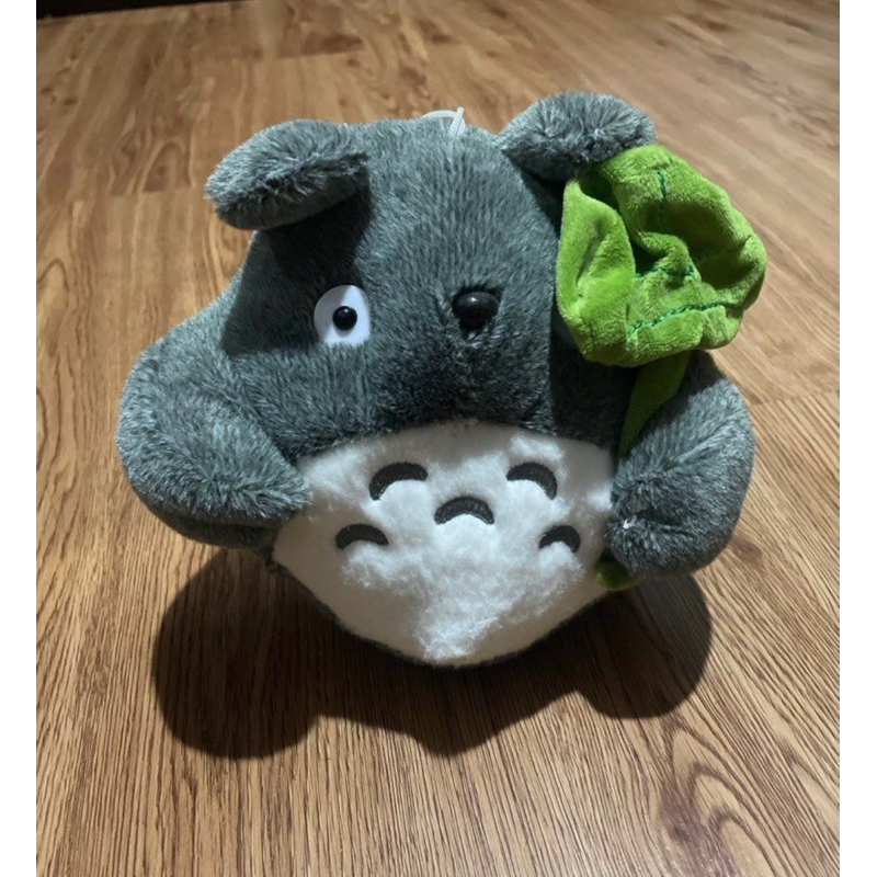 Boneka Totoro Pegang Daun