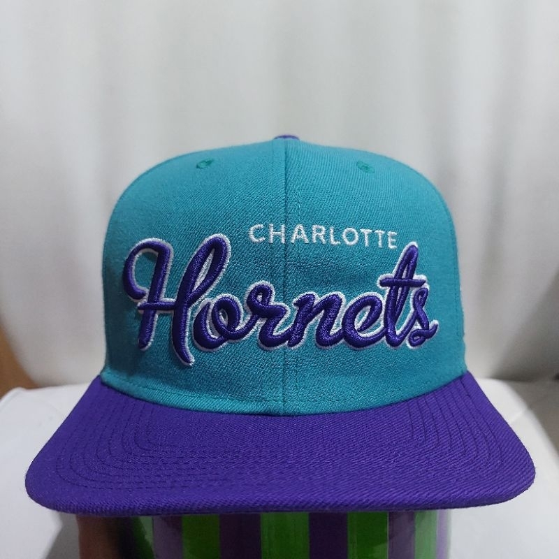 Topi Charlotte Hornets Big Script