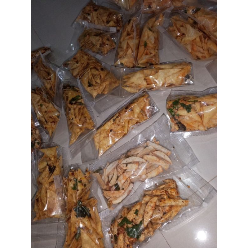 

Keripik pangsit daun jeruk/cemilan Keripik Pangsit/ cemilan murah gurih pedas/ cemilan kripik / keripik pangsit murah
