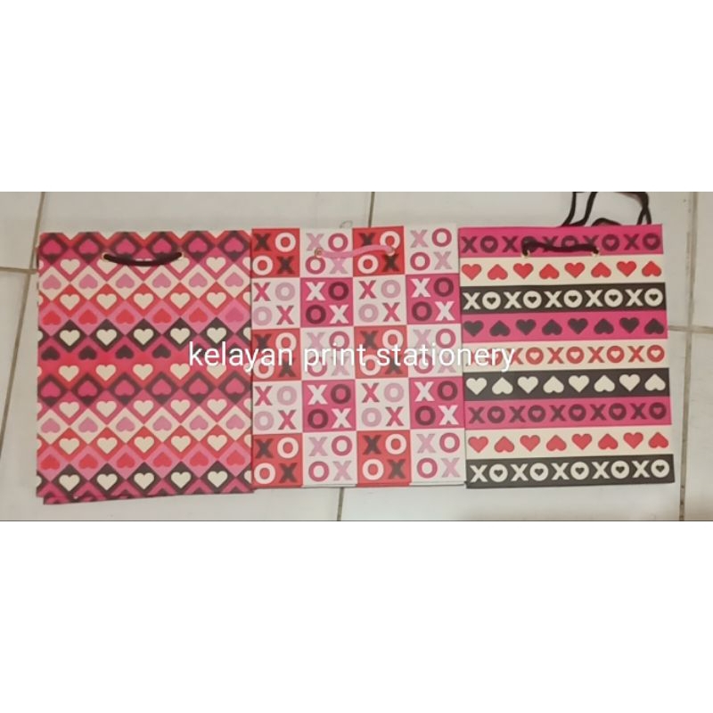

(3 pcs) PAPER BAG FANCY TEBAL UKURAN KECIL (P18cm x L10cm x T23cm)