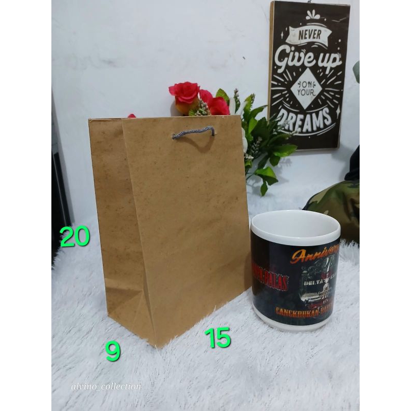 

PAPER BAG//TAS_KERTAS//UKURAN_15X20X8//ISIAN PARFUM//SOUVENIR KOSMETIK