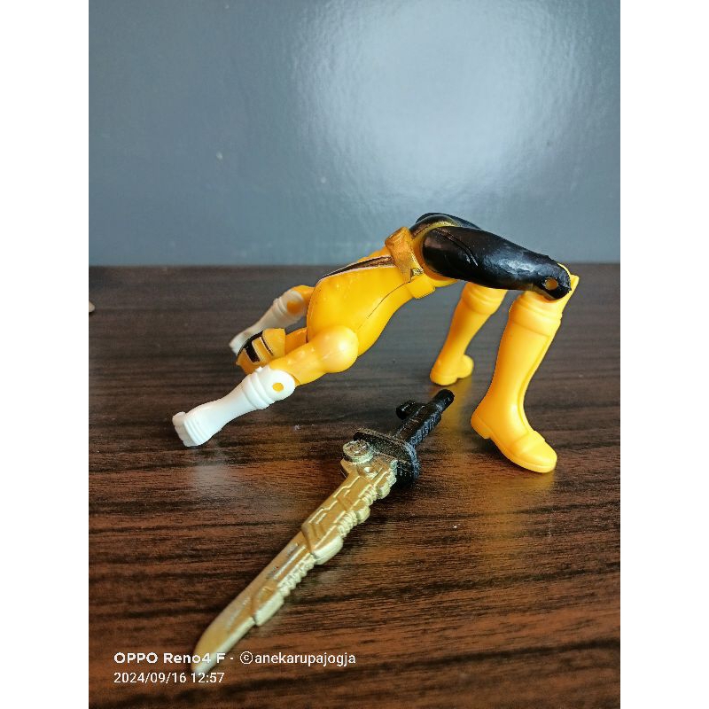 action figure power rangers kuning