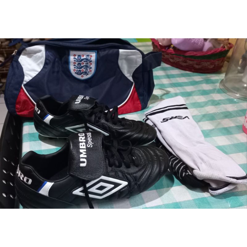 sepatu bola umbro original