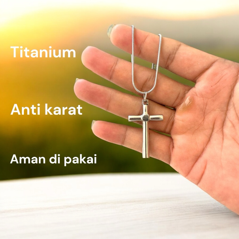 kalung liontin model salib bahan titanium anti karat untuk pria keren