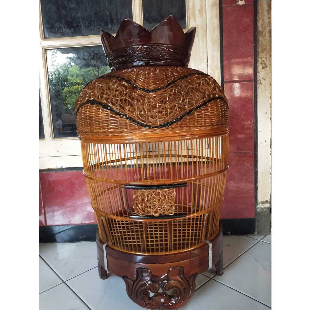 Sangkar Perkutut Anyaman Rotan Kombinasi Mahkota Ukir Tebok Ukir Sudah Full Plitur